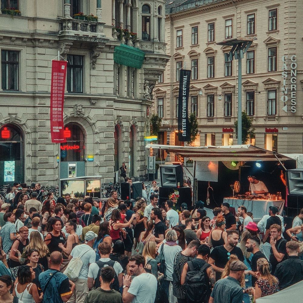 Harte Bässe für mehr Kultur — Rave-Demo am Grazer Hauptplatz