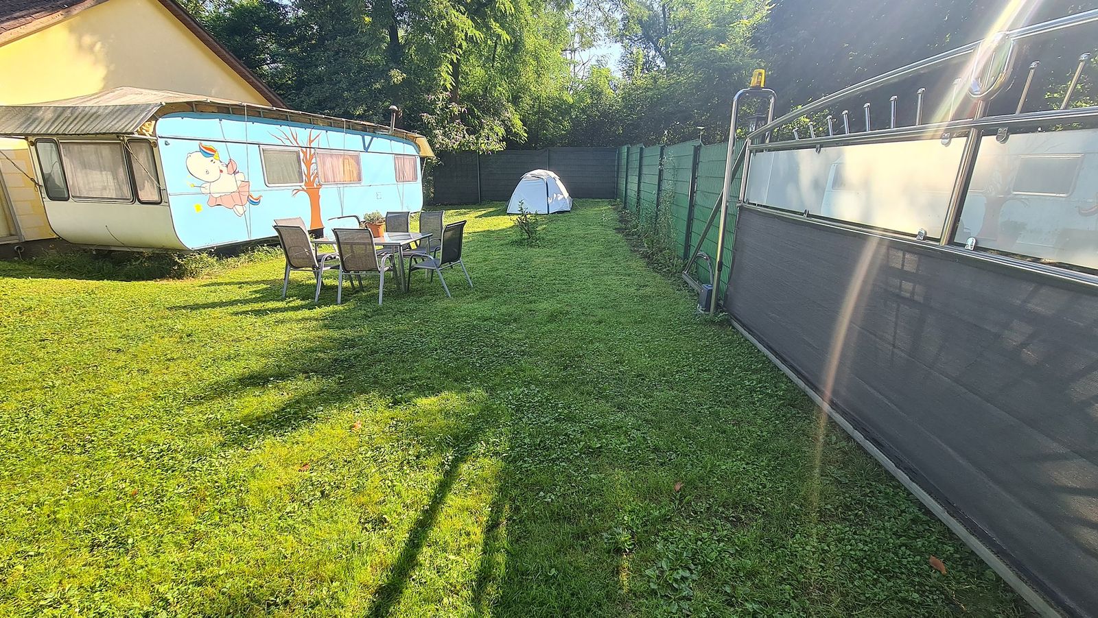 Campingplatz im Wald — Stellplatz mit Wohnwagen und Zelt